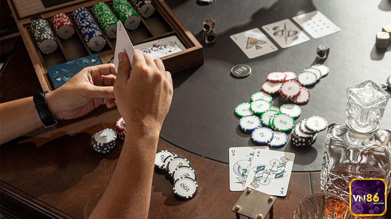 Poker hấp dẫn nhờ sự kết hợp giữa chiến thuật, kỹ năng và khả năng đọc tâm lý đối thủ